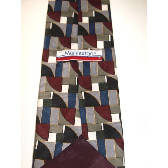 Manhattan Geometric Necktie Red Black Gray Pattern Made in USA 4" x 58" Vintage - Picture 4 of 4